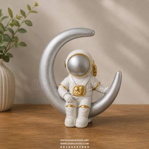 فضانورد نشسته روی ماه