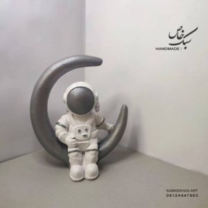 فضانورد نشسته روی ماه