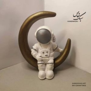 مجسمه فضانورد روی ماه