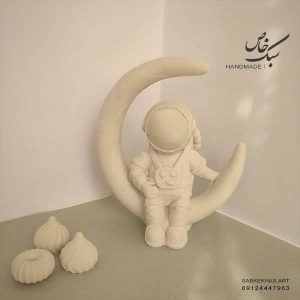فضانورد نشسته روی ماه