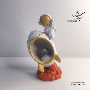 مجسمه فضانورد و سفینه