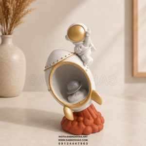 مجسمه فضانورد موشکی