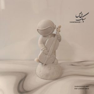 مجسمه فضانورد نوازنده