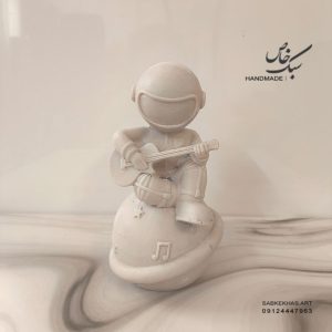 مجسمه مدل فضانورد نوازنده
