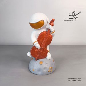 مجسمه فضانورد نوازنده