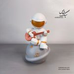 مجسمه مدل فضانورد نوازنده