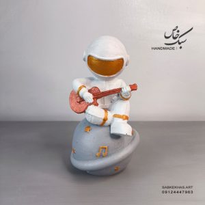 مجسمه مدل فضانورد نوازنده