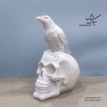 مجسمه کلاغ و جمجمه