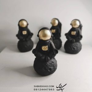 مجسمه فضانورد طرح یوگا