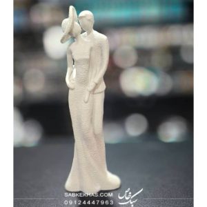 مجسمه زوج کلاه دار